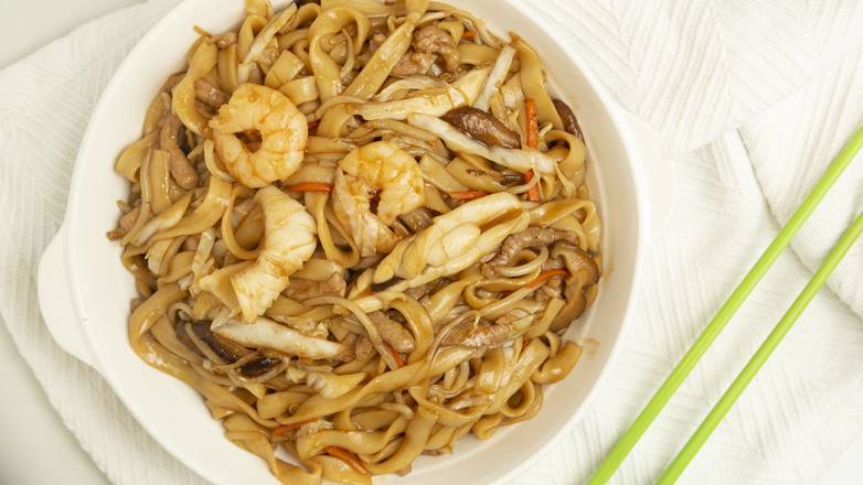 Special Fried Noodle with Seafood, Pork, and Vegetable (招牌炒刀切麵)